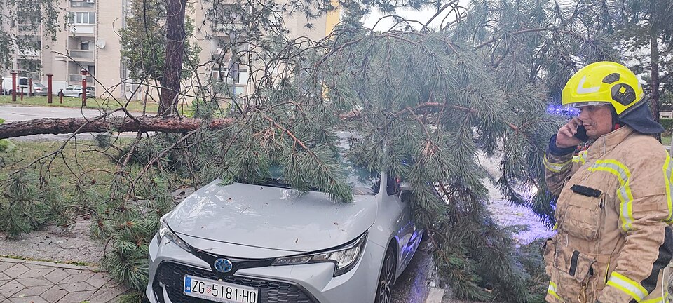 Daužtas automobilis po eismo įvykio