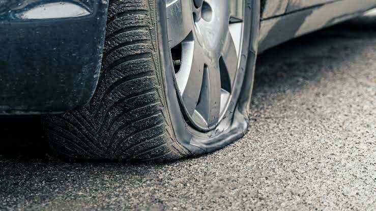 Automobilis su defektu — pradurtas padangas