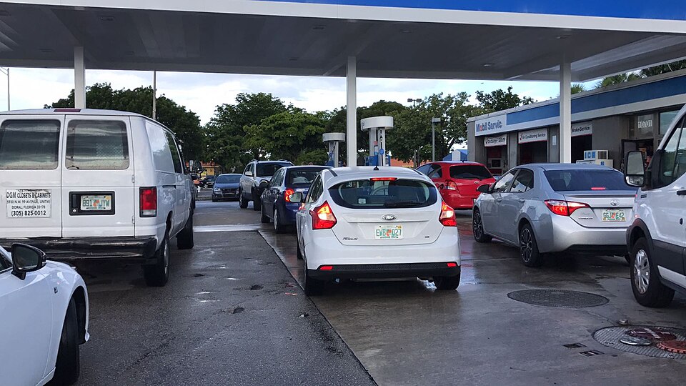 Automobiliai degalinėje — visi kuro tipai
